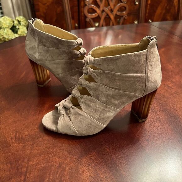 NWOB Vaneli Taupe Suede Open Toe Heels Bootie Cut Out Knot Detailing Size 7 M - Picture 2 of 7